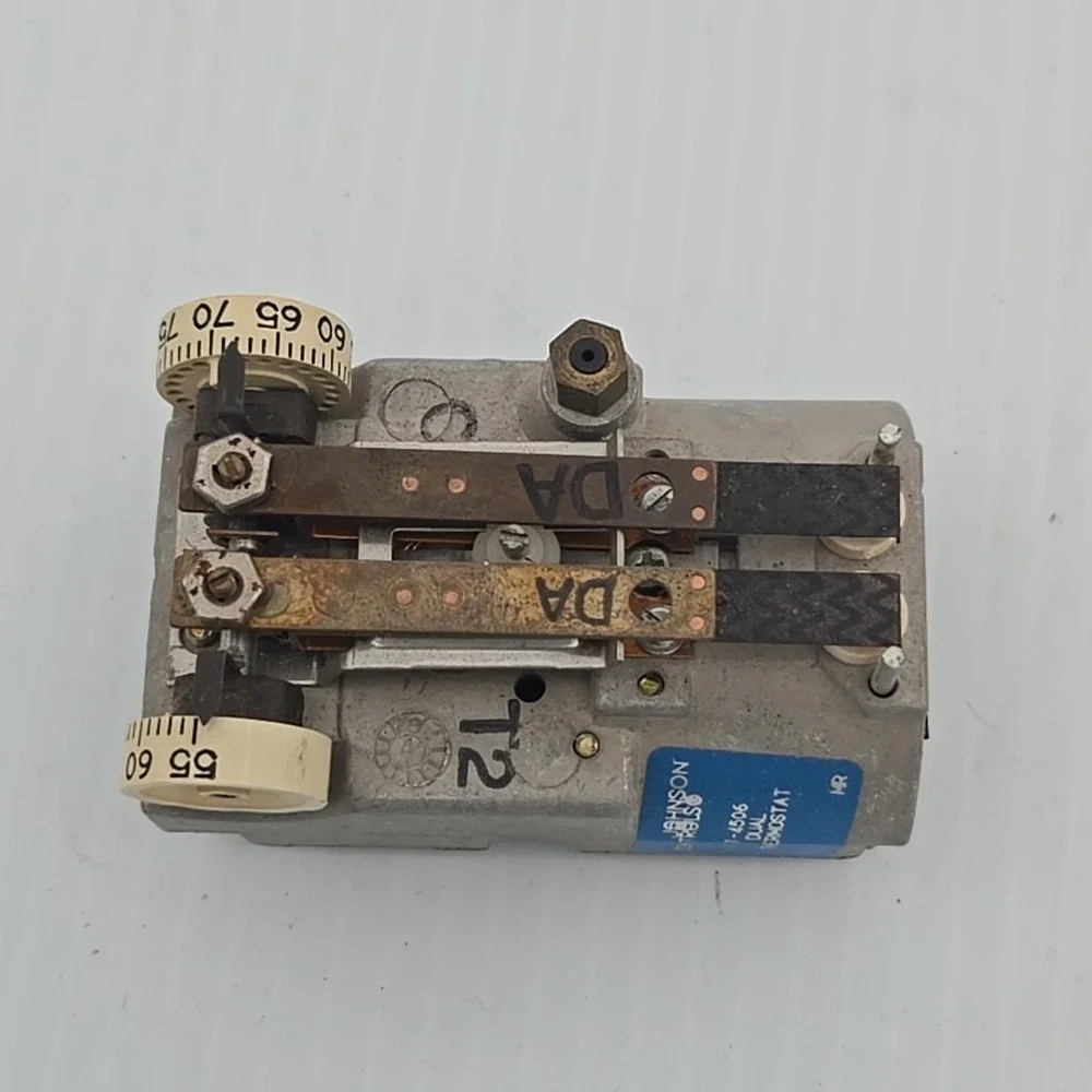 Johnson Controls T-4506 Dual Temp Pneumatic Thermostat